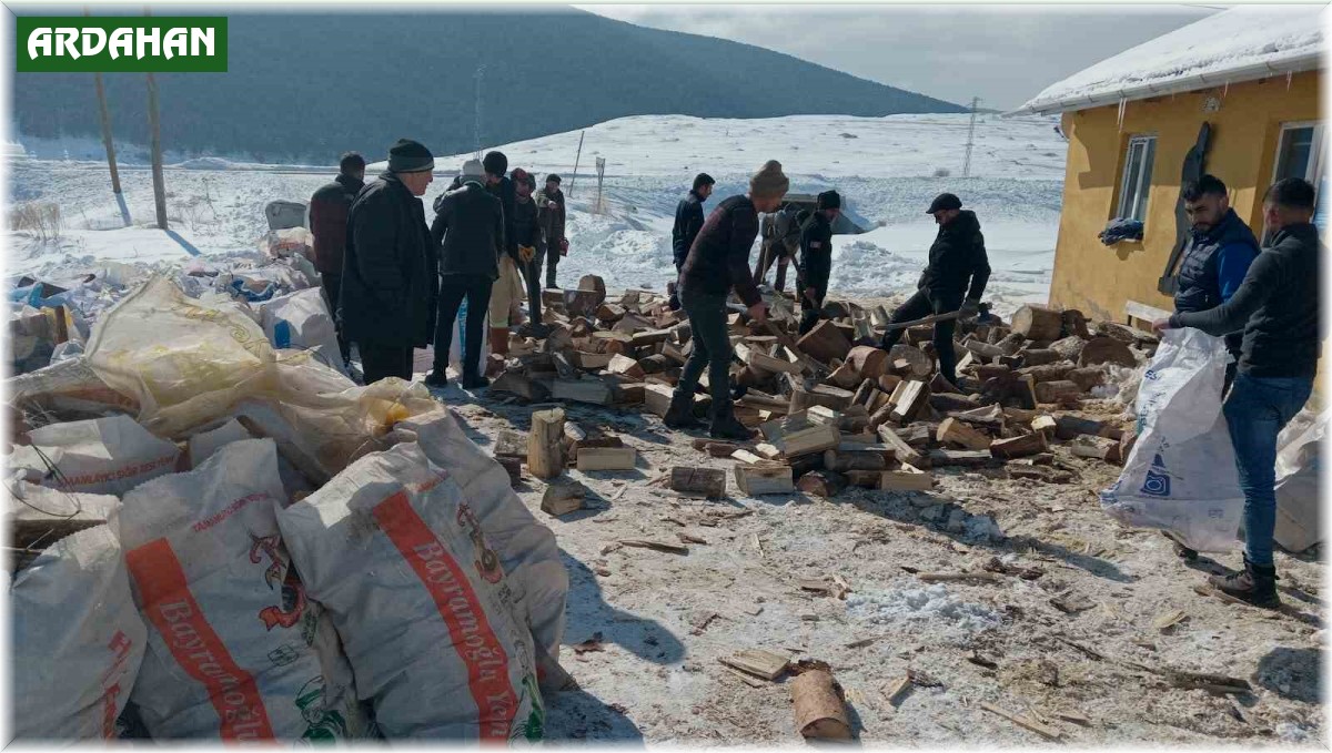 Ardahanlı köylülerden deprem bölgesine odun yardımı