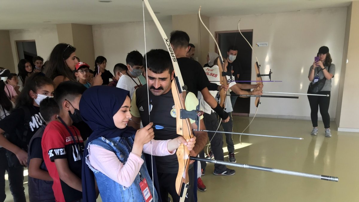 Ardahanlı öğrenciler yay gerip ok attılar