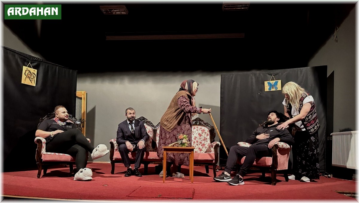 Ardahanlı tiyatro grubu depremzedeler için sahne aldı