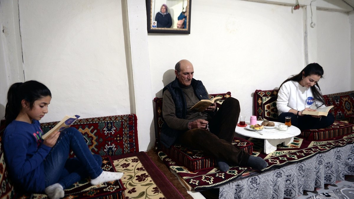 Ardahanlılar televizyonu kapatıyor, demledikleri çay eşliğinde kitap okuyor