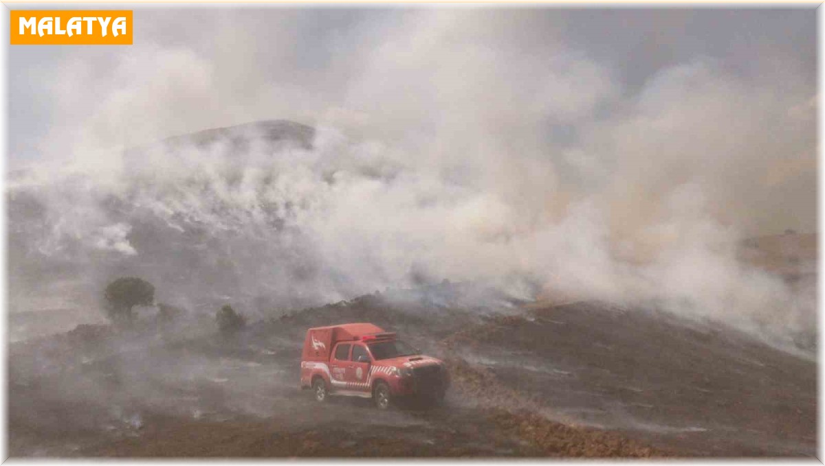 Arguvan'da 700 dönümlük alanda anız yangını