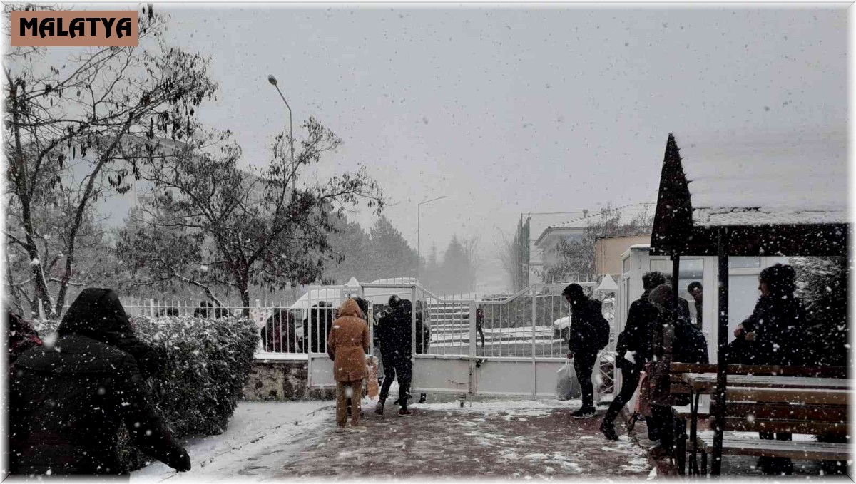 Arguvan'da gençlerin kar sevinci