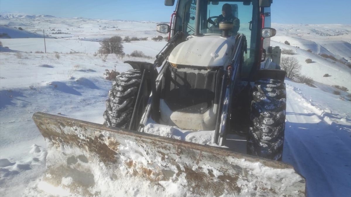 Arguvan'da karla mücadele çalışmaları sürüyor