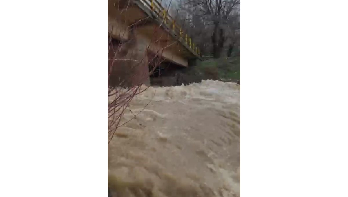 Arıcak'ta kar eridi, dereler coştu