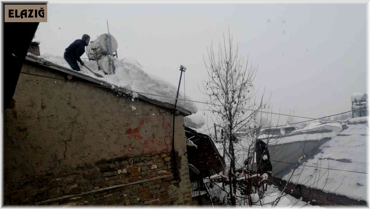 Arıcak'ta vatandaşlar, çatılarda biriken kar birikintilerini temizledi