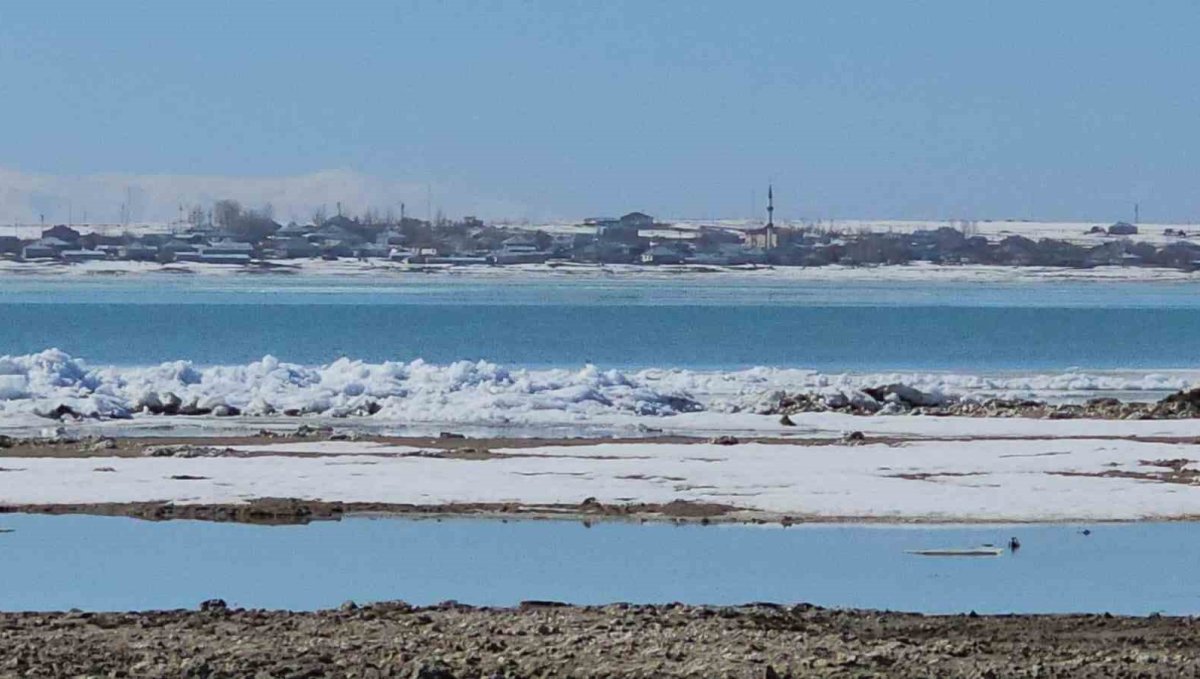 Arin Gölü'nde buz dalgaları: Sahilde metrelerce buz yığını oluştu