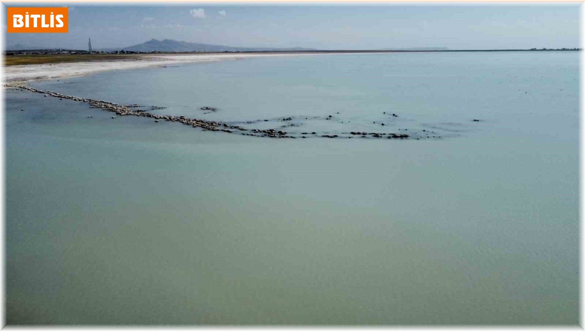 Arin Gölü'nde yaşanan kuraklıktan dolayı duvar kalıntıları ve mikrobiyalitler gün yüzüne çıktı