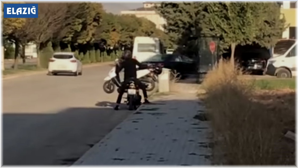 Arızalanan motosikleti, motosiklet ile taşımaya çalıştı