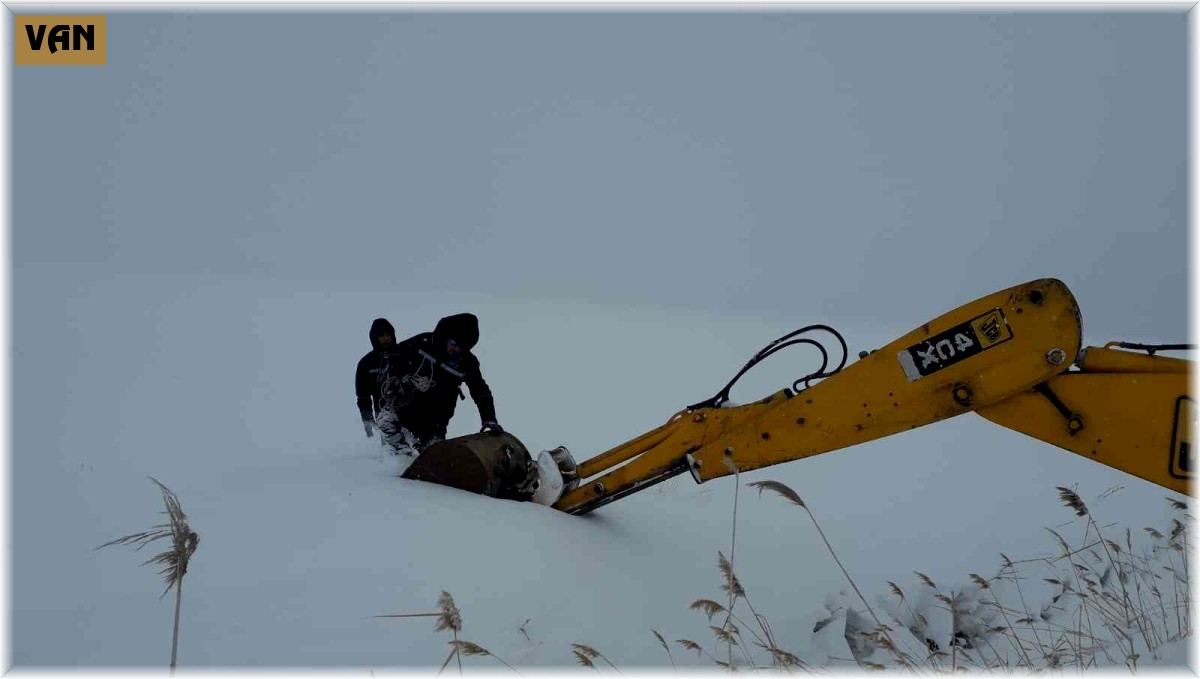 Arızaya giden VEDAŞ ekibi iş makinesi yardımıyla kurtarıldı