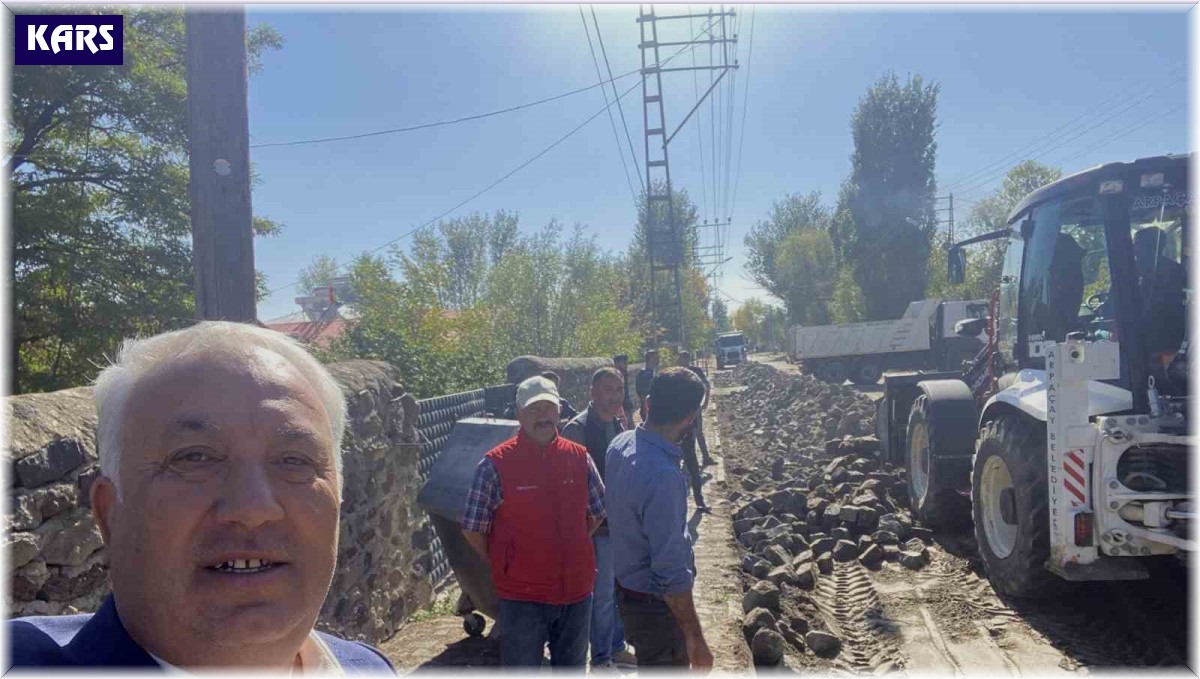 Arpaçay Belediyesi'nin yol çalışmaları sürüyor