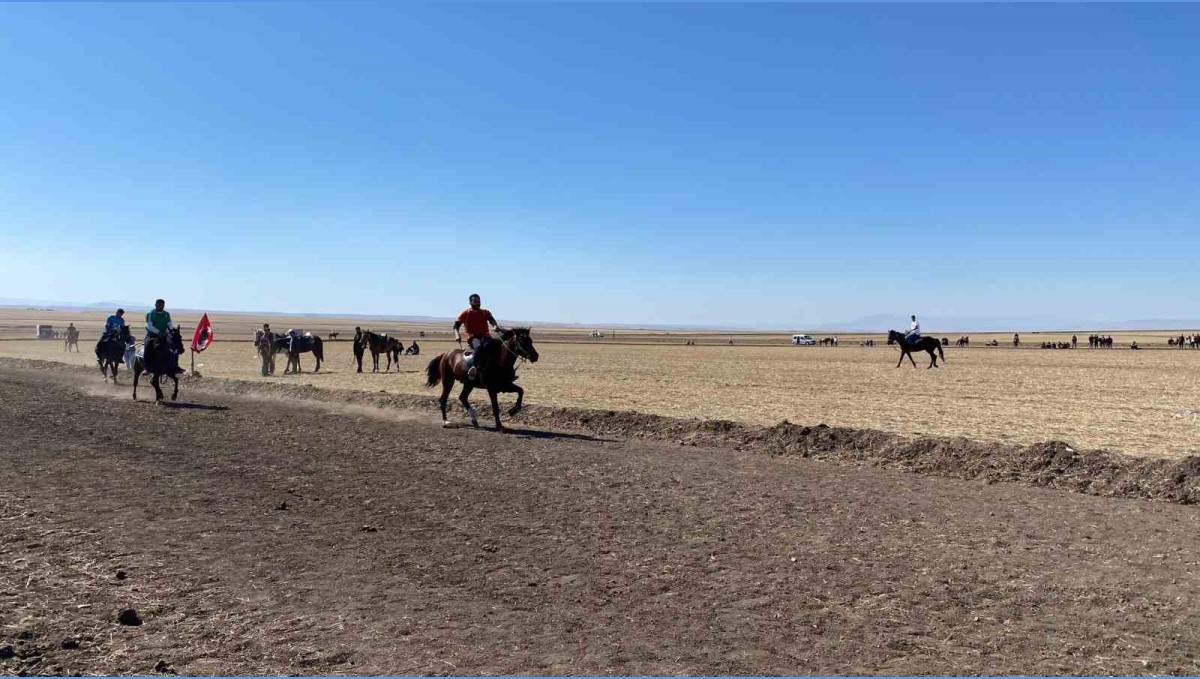 Arpaçay'da 4. Geleneksel Rahvan At Yarışları yapıldı