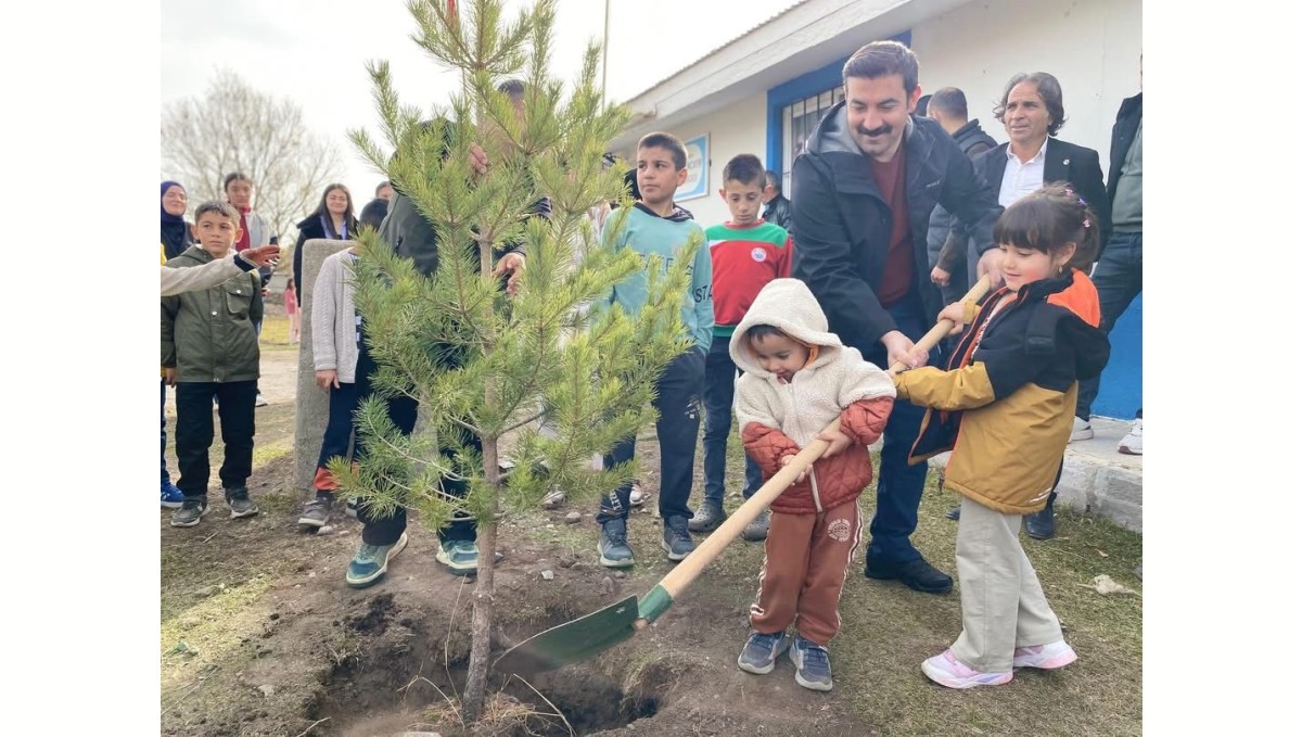 Arpaçay'da Milli Ağaçlandırma Günü'nde fidanlar toprakla buluştu