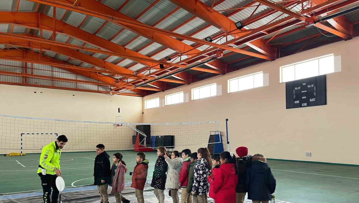 Arpaçay'da öğrencilere temel trafik eğitimi verildi