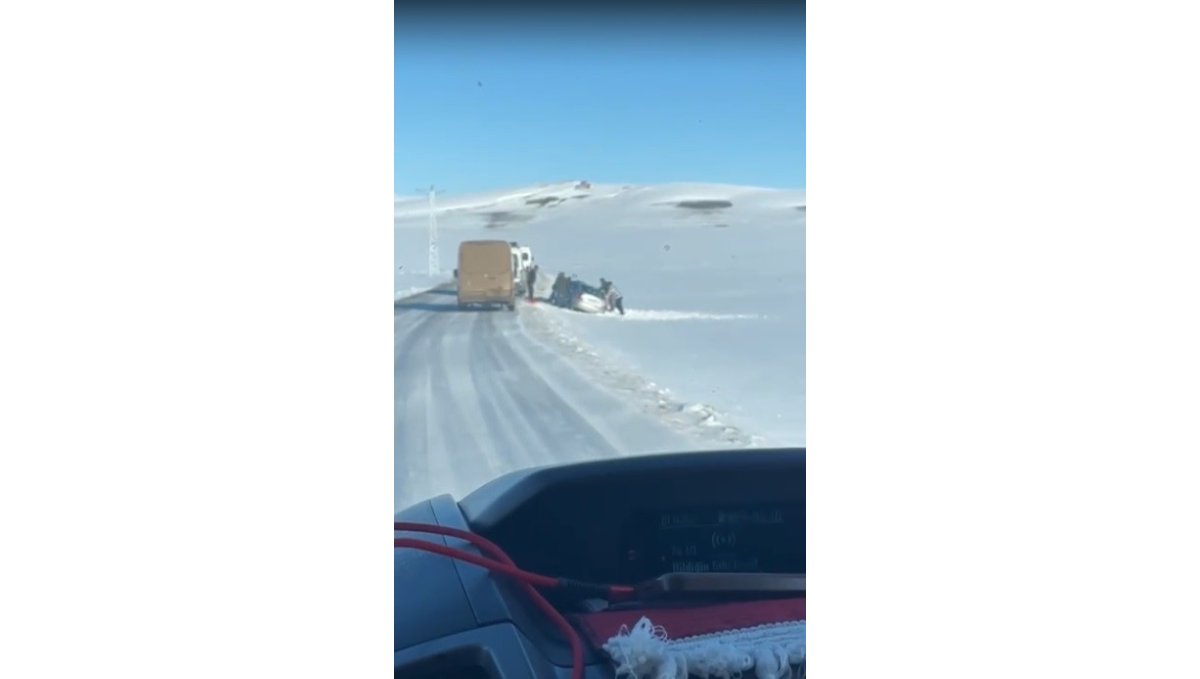 Arpaçay'da yoldan çıkan aracı köylüler el birliğiyle kurtardı