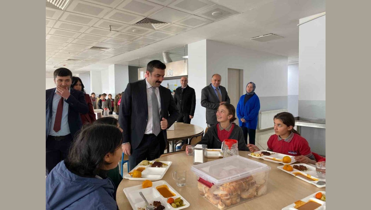 Arpaçay Kaymakamı öğrencilerle öğle yemeğinde buluştu