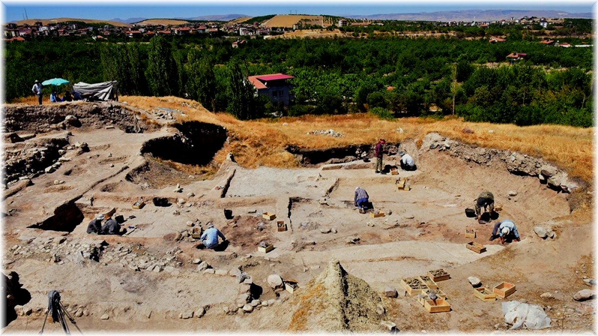Arslantepe Höyüğü'nde 24 mezar ile 6 ev kalıntısı bulundu