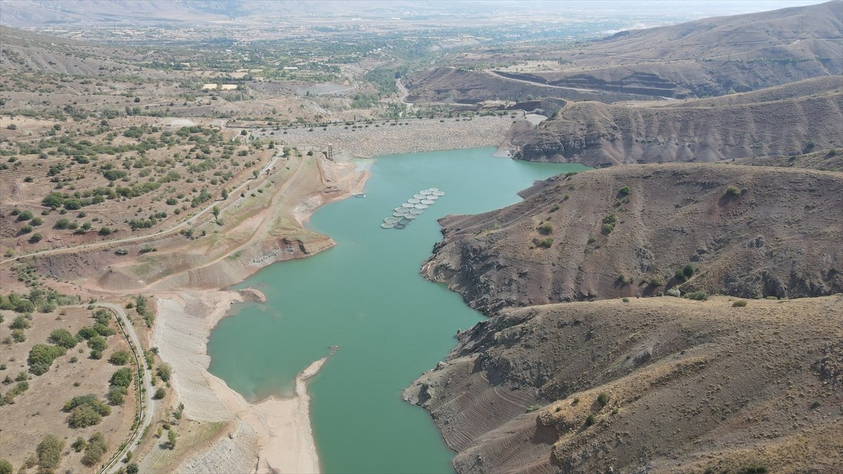 Artan ekili araziler ve kuraklık nedeniyle Göyne Barajı'nın suyu erken bitti