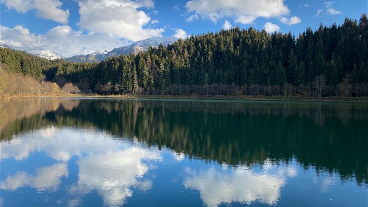 Artvin'deki Karagöl, ziyaretçilerini sonbahar renklerinin suya yansıdığı görüntülerle karşılıyor