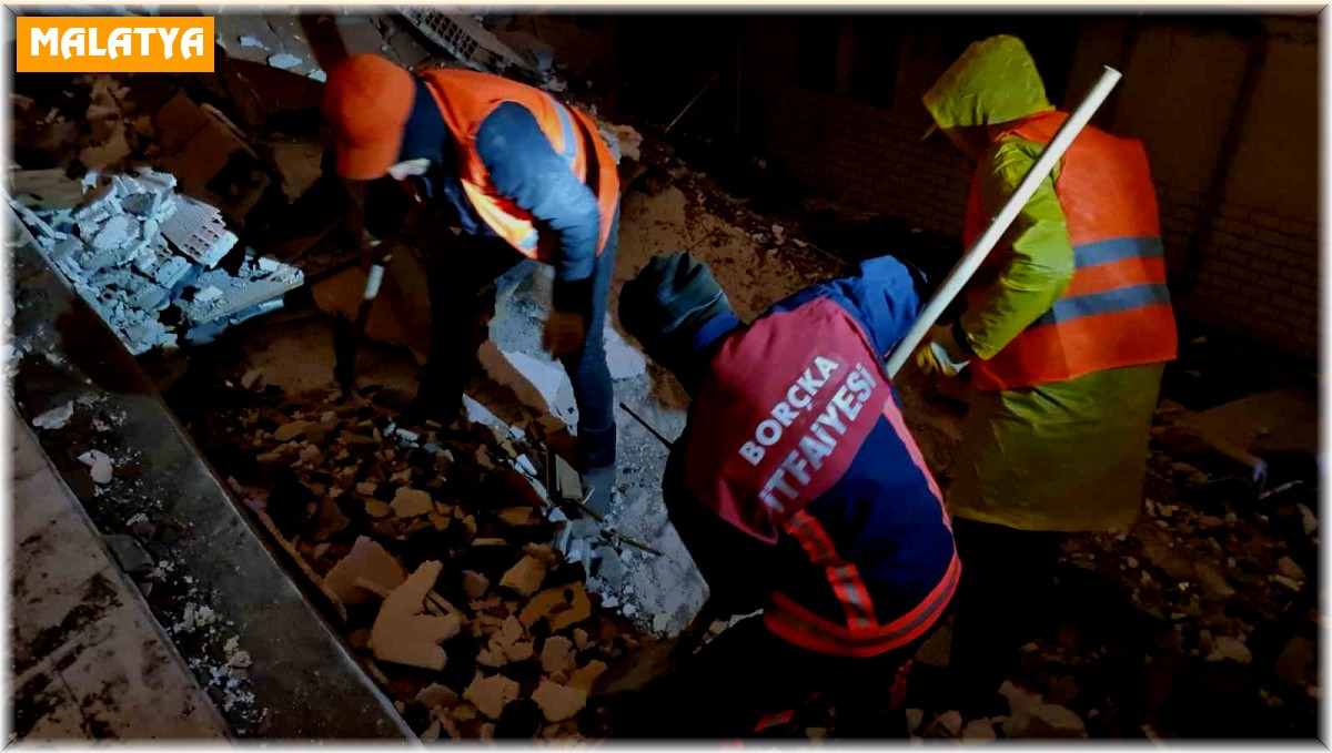 Artvin ekibi Malatya'da genç kadını enkazdan sağ salim çıkartmayı başardı