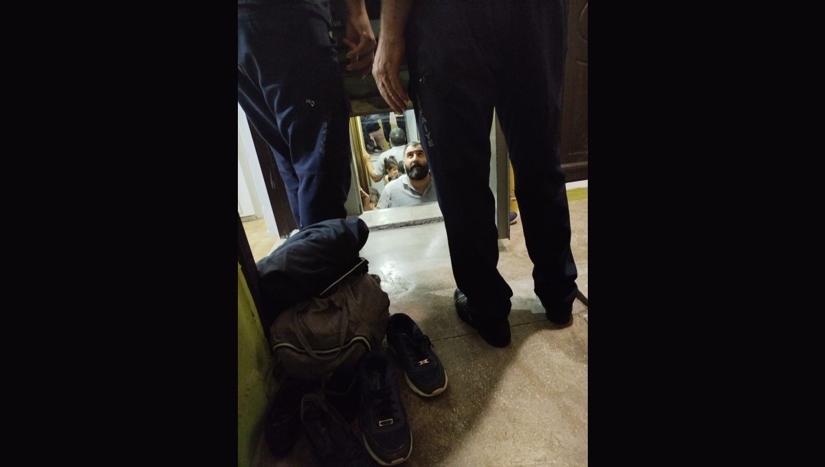 Asansörde kalan aileyi ekipler kurtardı