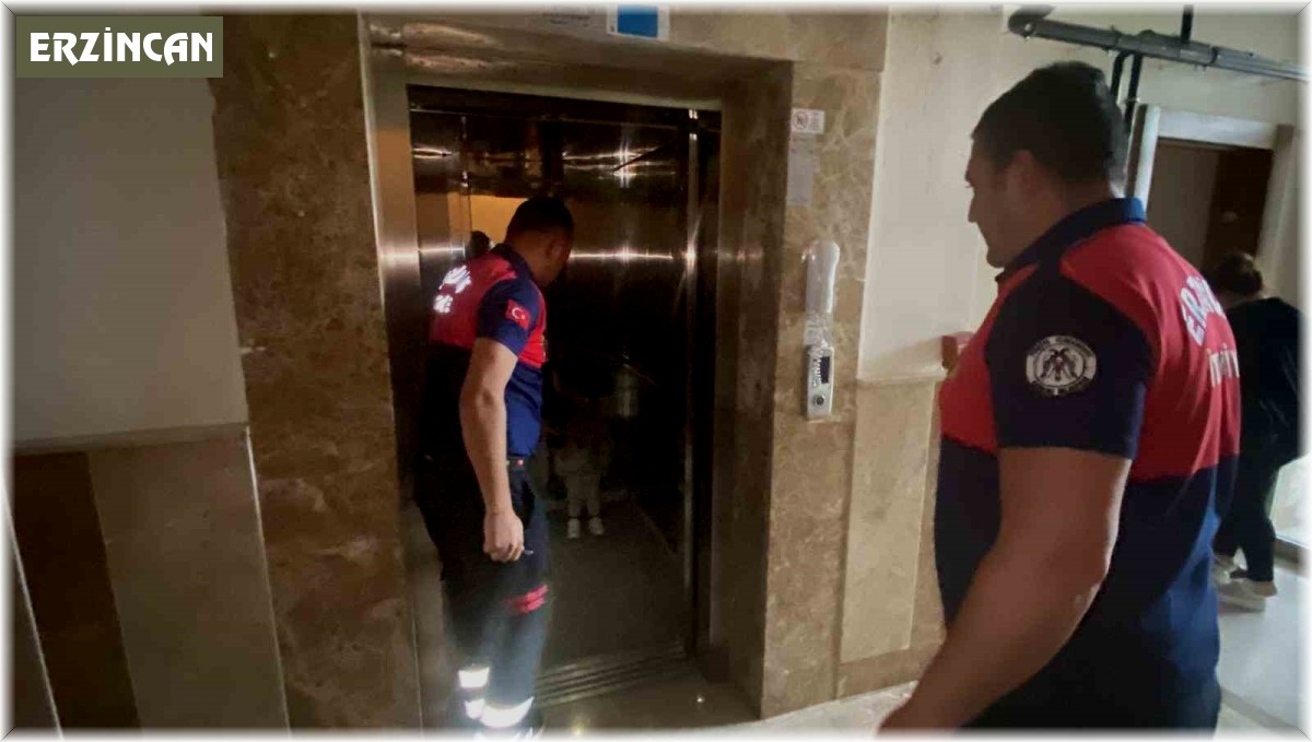 Asansörde mahsur kalan anne ve çocuğu kurtarıldı