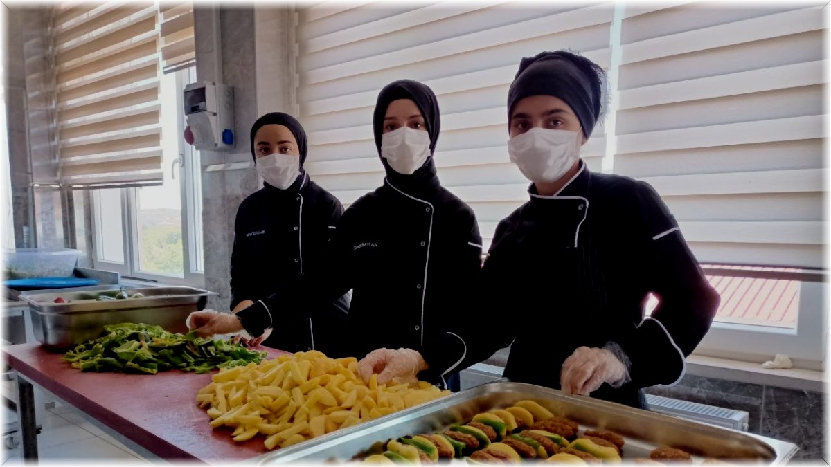 Aşçı adayı öğrenciler taşımalı eğitim gören 2 bin 300 öğrenci için yemek hazırlıyor