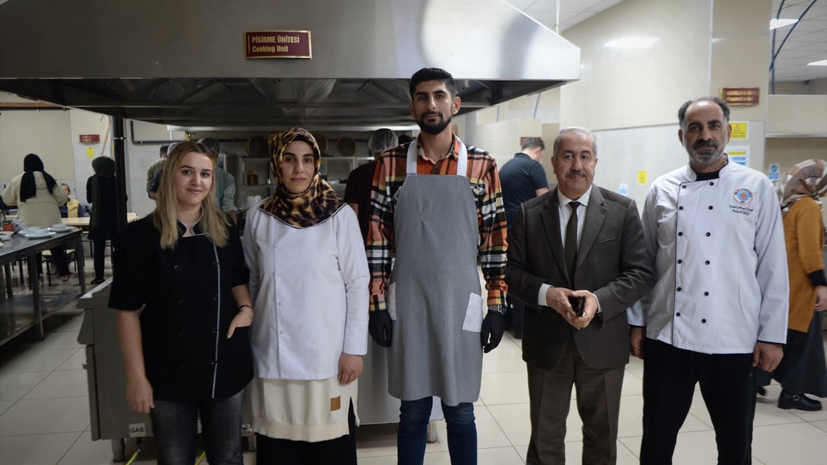 Aşçı anne şef olmasını istediği oğluyla aynı üniversitede eğitim görüyor