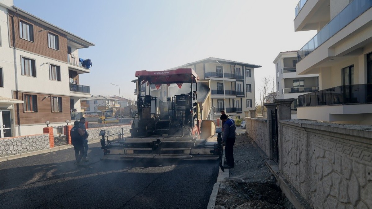 Asfalt çalışmaları devam ediyor
