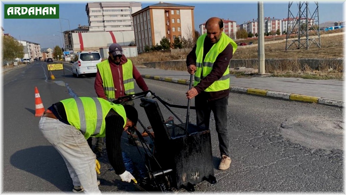 Asfalt yama çalışmaları aralıksız sürüyor