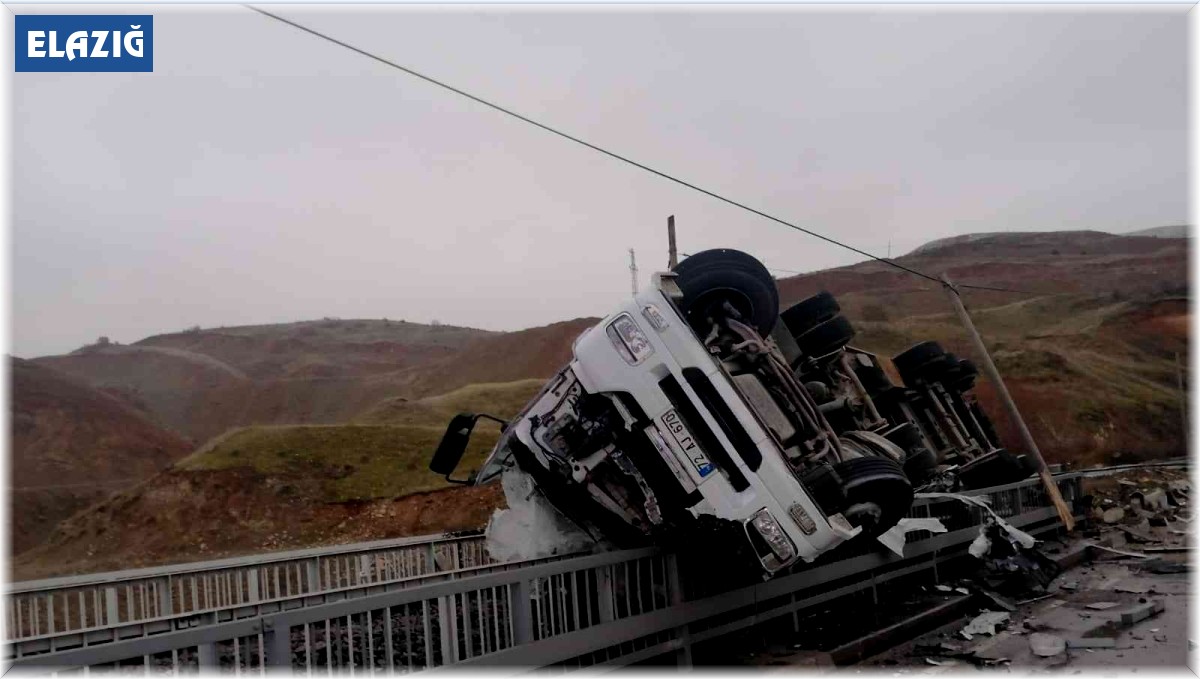 Asfalt yüklü tır devrildi: 1 yaralı