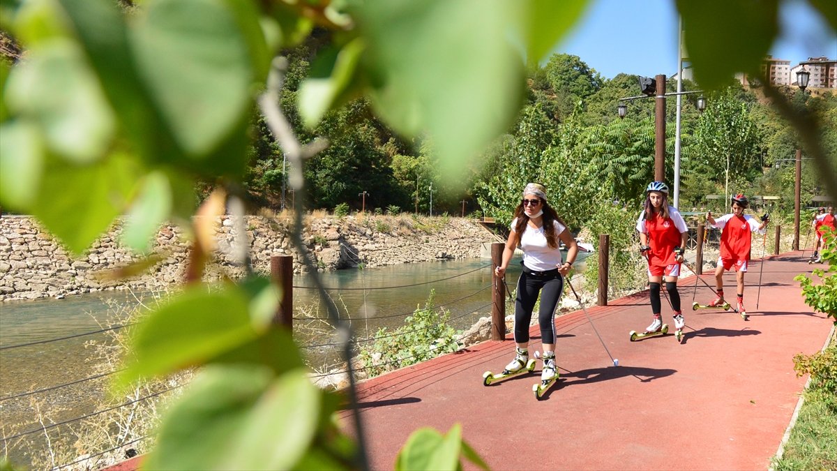 "Asfaltın küçük kayakçıları" kışın pistlerde yarışmaya hazırlanıyor