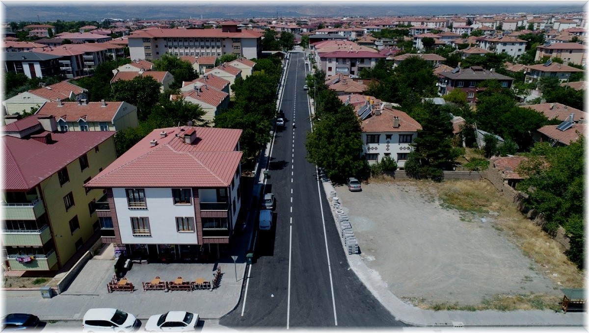 Asfaltlanan yollara yol şerit çizgileri çizildi