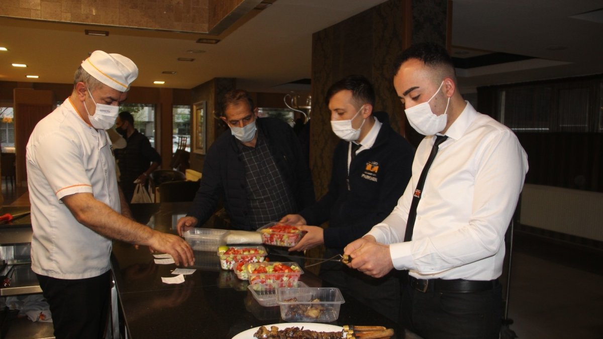 Aşı olamayanların ilk tercihi protein deposu cağ kebabı oluyor