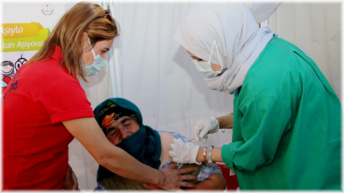 Aşı olmaktan korkan Güllü ninenin hemşire ile diyaloğu güldürdü