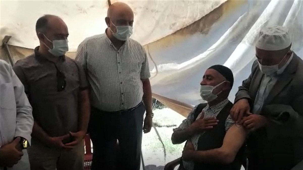 Aşı yaptıran kanaat önderlerinden Seyyid Hasan Semir Haşemi: "Her Müslüman aşısını yaptırmalıdır"