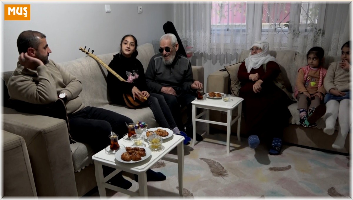 Âşık Veysel'den etkilenerek saz çalmaya başlayan görme engelli Âşık Ünver, sazı ile hayata tutundu