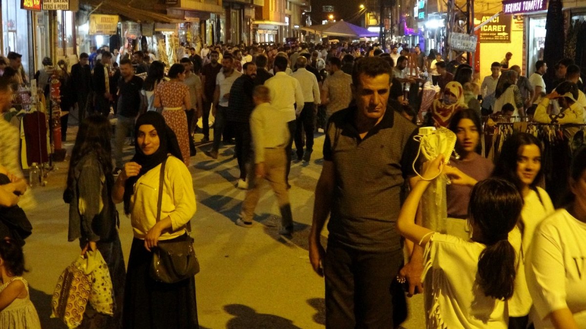 Aşılamalardan sonra Yüksekova'da bayram yoğunluğu gözlerden kaçmadı