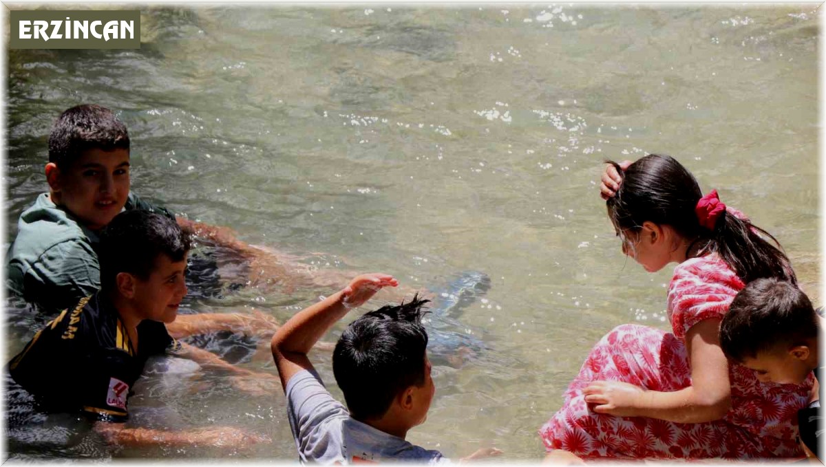 Aşırı sıcakların yaşandığı bugünlerde serinlemek isteyenler Girlevik Şelalesi'ne akın ediyor