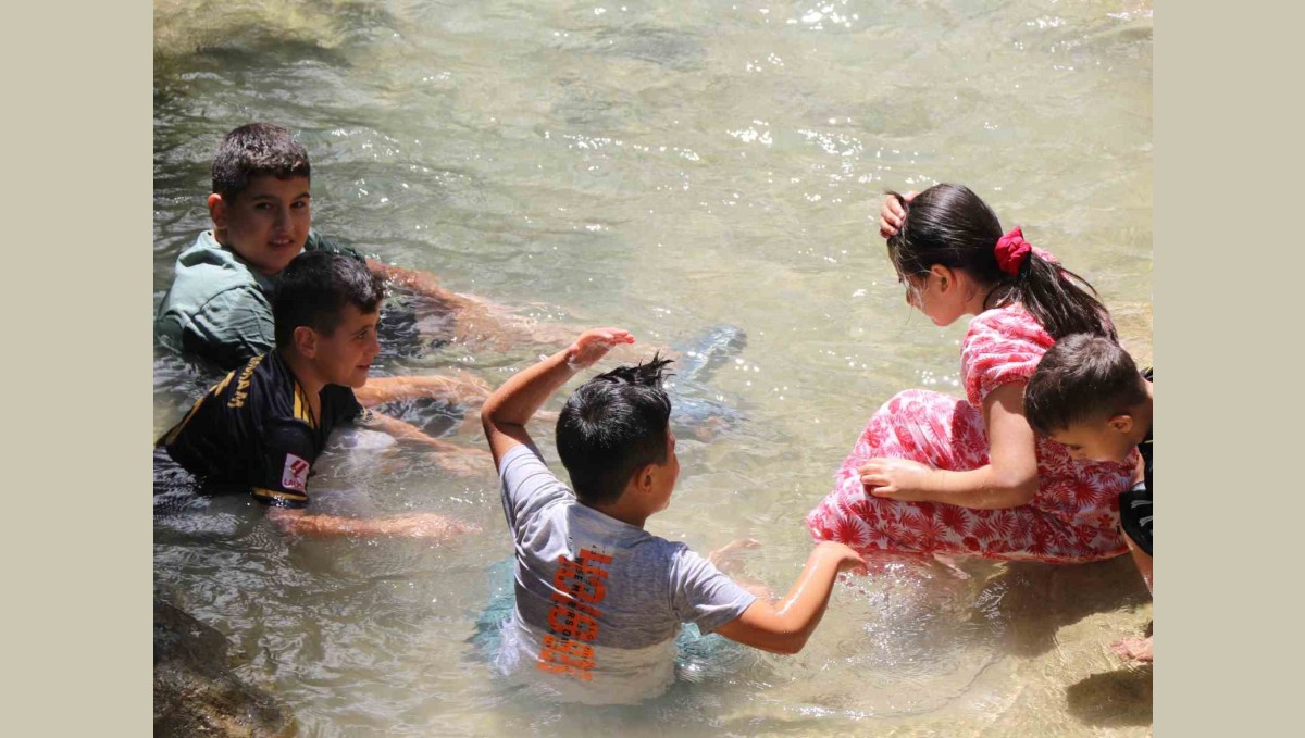 Aşırı sıcakların yaşandığı bugünlerde serinlemek isteyenler Girlevik Şelalesi'ne akın ediyor