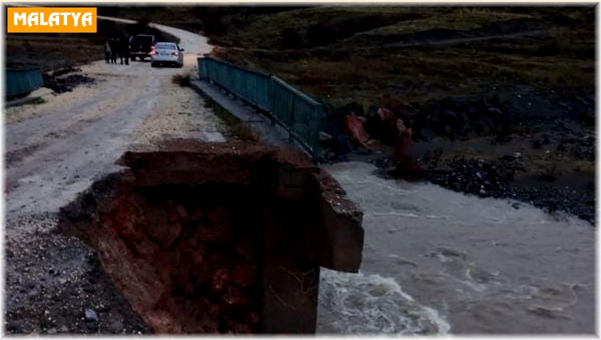 Aşırı yağış sonrası köprü de göçük meydana geldi