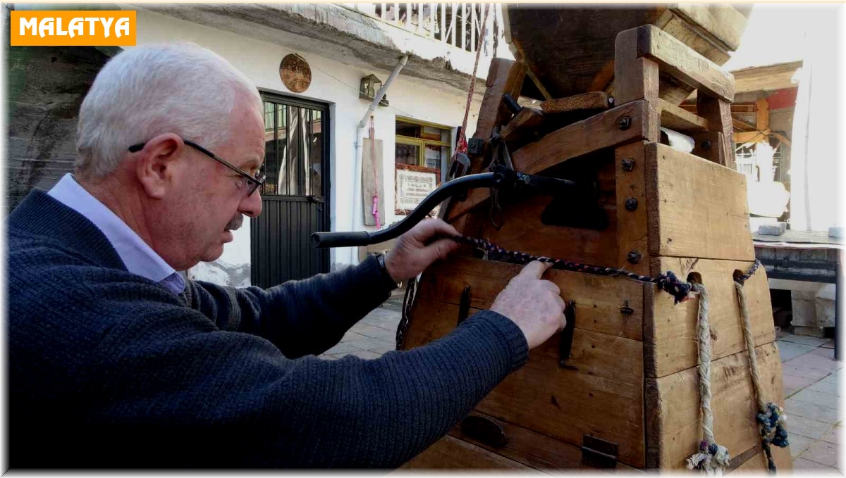 Asırlık ahşap bulgur makinesine gözü gibi bakıyor