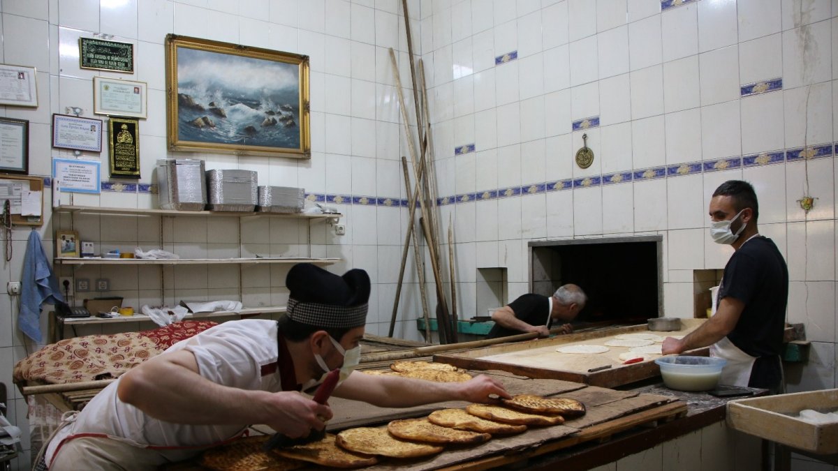 Asırlık fırın, sadece Elazığ'a özgü 'yağlı' ve 'peynirli' ekmek üretiyor
