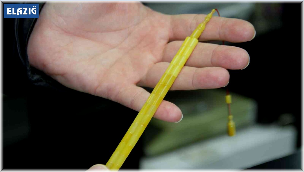 Asırlık tespihine gözü gibi bakıyor