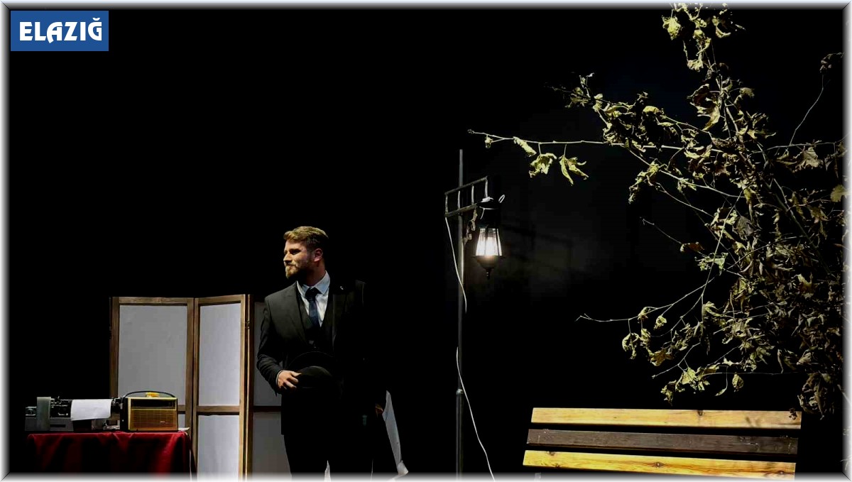 "Aşiyan'da bir ölü Orhan Veli'yim' tiyatro oyunu seyircisiyle buluştu