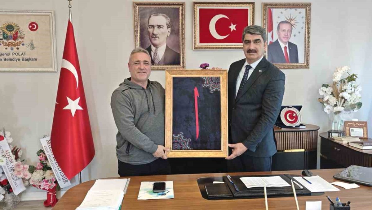 Aşkale Belediye Başkanı Şenol Polat’tan 10 Ocak’ta gazeteciye anlamlı hediye