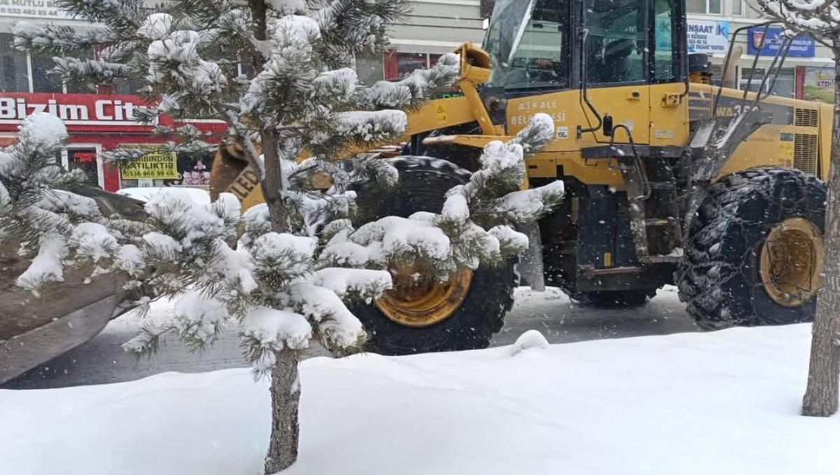 Aşkale'de kar temizleme çalışmaları son sürat devam ediyor