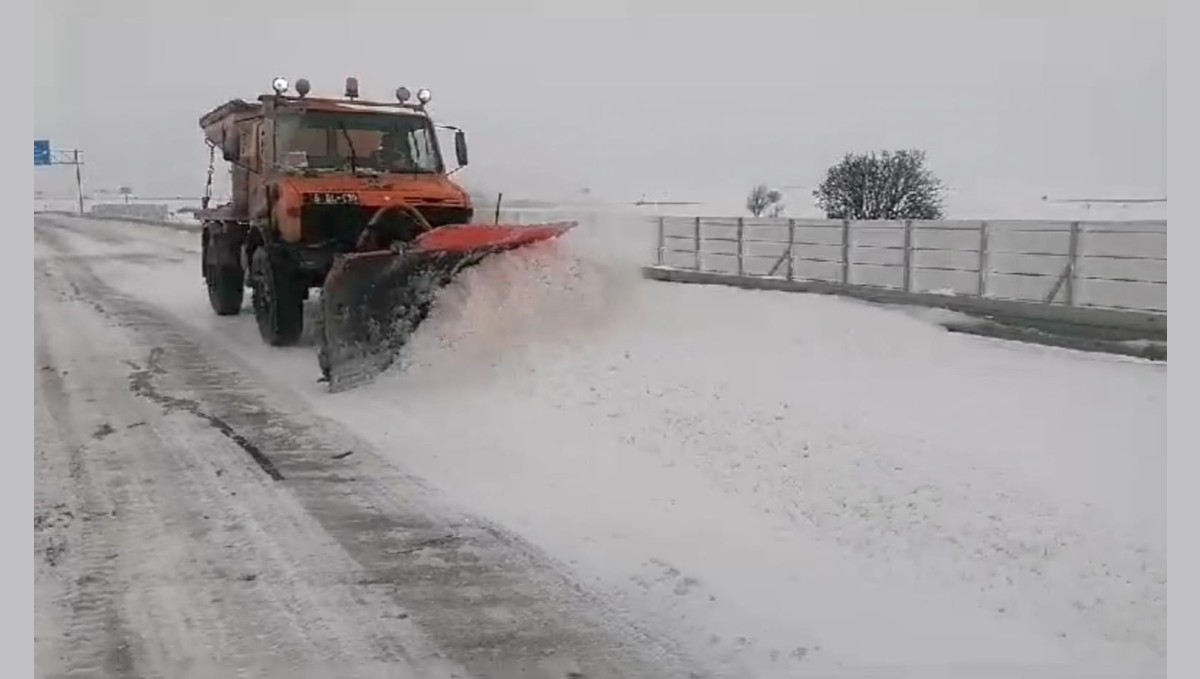 Aşkale'de karla mücadele çalışmalarına aralıksız devam ediliyor