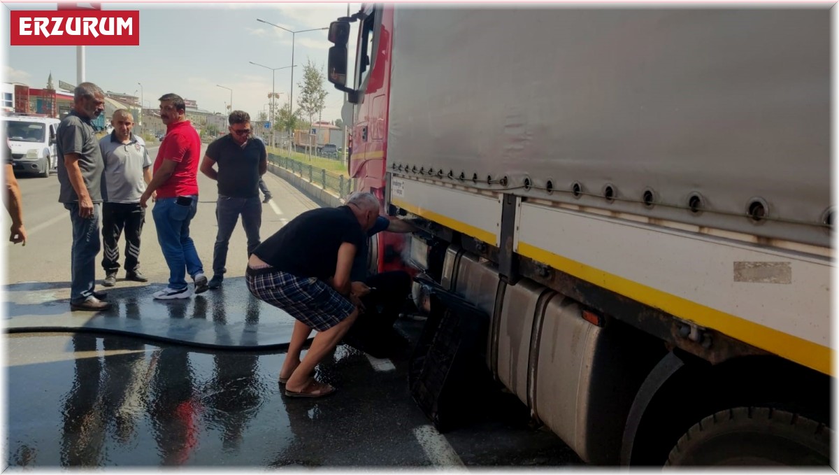 Aşkale'de tırdaki yangın esnafın dikkati sonucu önlendi