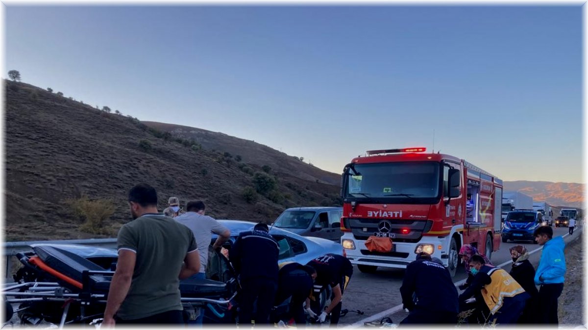 Aşkale'de trafik kazası: 3 yaralı