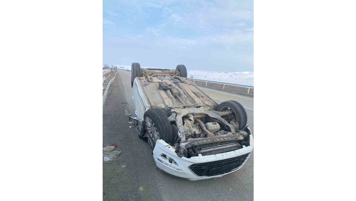 Aşkale'de trafik kazası: Otomobil takla attı, 2 kişi yaralandı